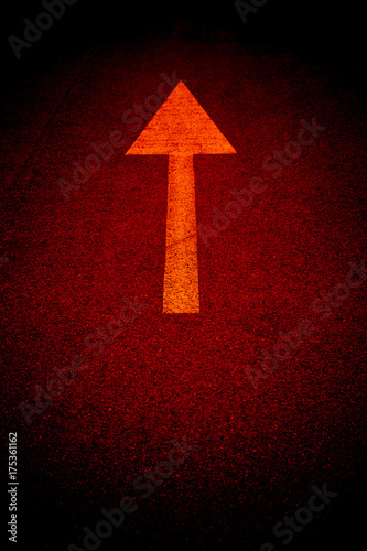 Roter Pfeil auf Aspahlt