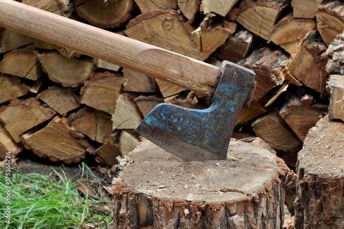 Axe for firewood splitting