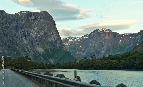 Дорога вдоль фьорда