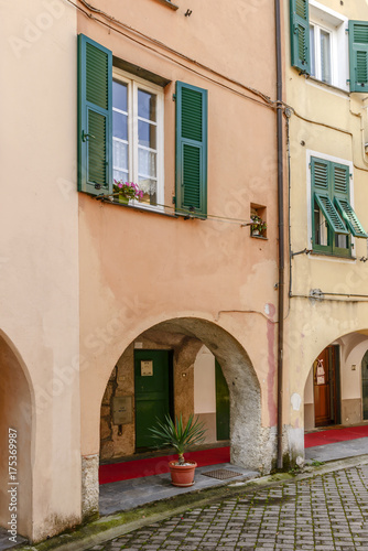 Fototapeta Naklejka Na Ścianę i Meble -  arches under bending medieval houses, Varese Ligure, Italy
