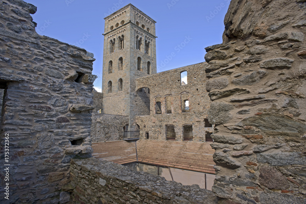 Monasterio interior y exterior de Sant Pere de Rodas en el alto  empordan de Girona Cataluña España