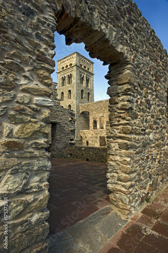 Monasterio interior y exterior de Sant Pere de Rodas en el alto  empordan de Girona Catalu  a Espa  a