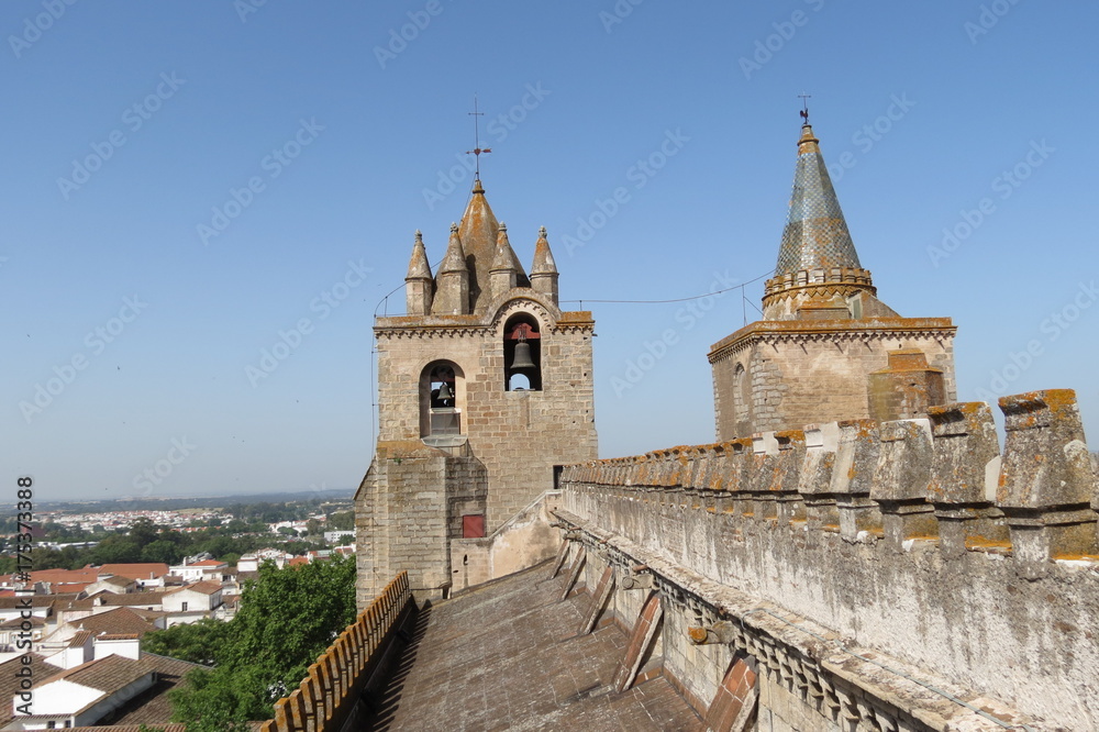 Portugal - Evora - La Sé, cathédrale Notre-Dame-de-l'Assomption - Vue sur les 2 tours et la ville