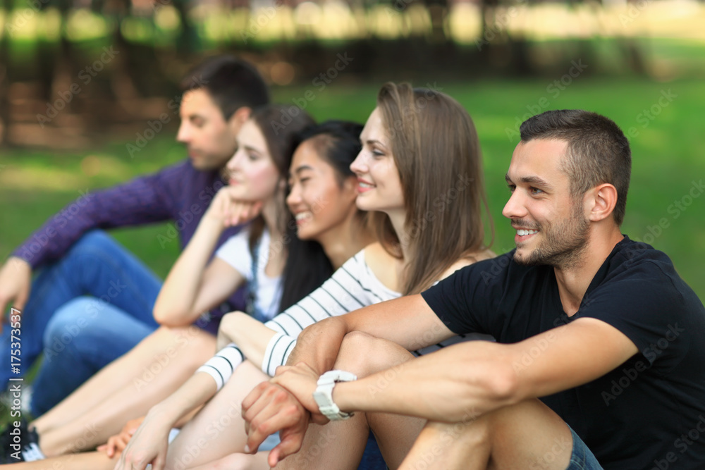 Obraz premium Adult attractive friends having fun on open air