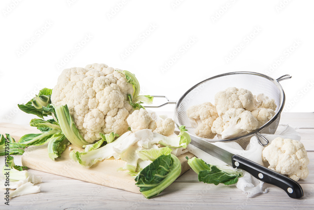 Coliflor cruda en la mesa de la cocina, verdura para una dieta de comida saludable Coliflor cruda en la mesa de la cocina, verdura para una dieta de comida saludable