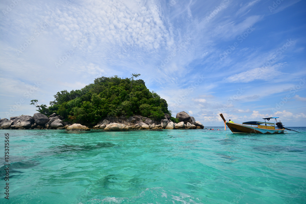 Obraz premium Tropical white sand and blue sea with blue sky at Andaman Sea. Lipe Island, Satun, Thailand.