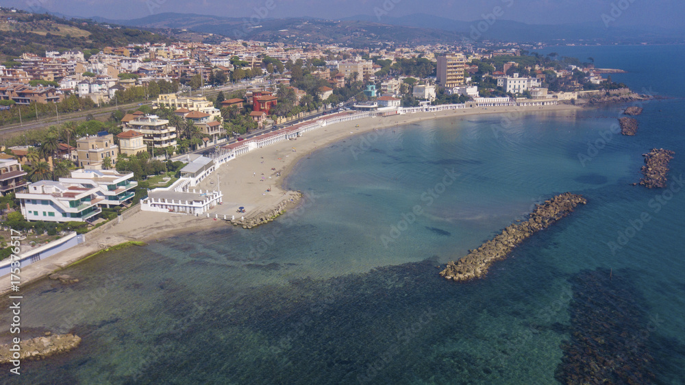 Vista aerea panoramica della spiaggia di Santa Marinella, in provincia di Roma, in Italia. Si tratta di una delle coste più belle della regione Lazio.