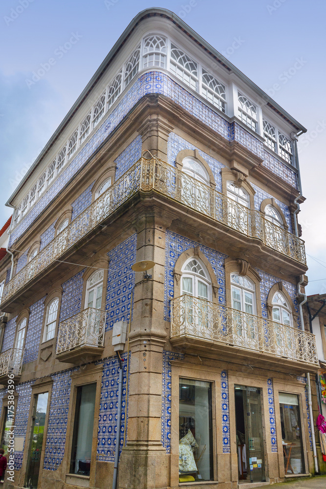Obraz premium Blue house building