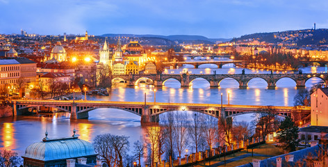 Papier peint photo Des ponts Ponts de Prague en hiver au crépuscule  © Feel good studio