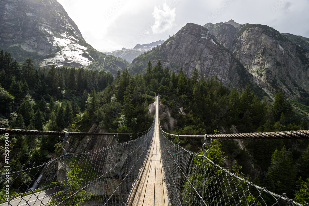 Obraz premium Most Handeck nad przełęczą Grimsel w Szwajcarii w Alpach