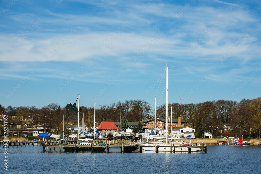 Blick über die Warnow auf eine Marina in Rostock