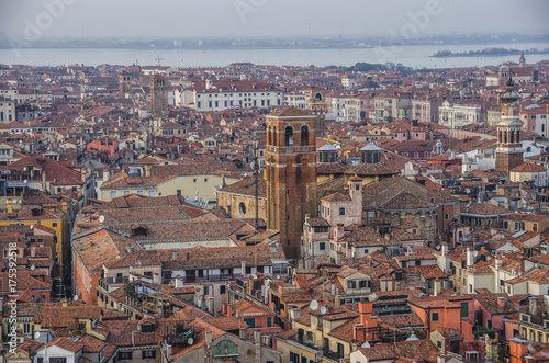 Panoramiczny powietrzny pejzaż miejski Wenecja z Santa Maria della Salute kościół, Veneto, Włochy