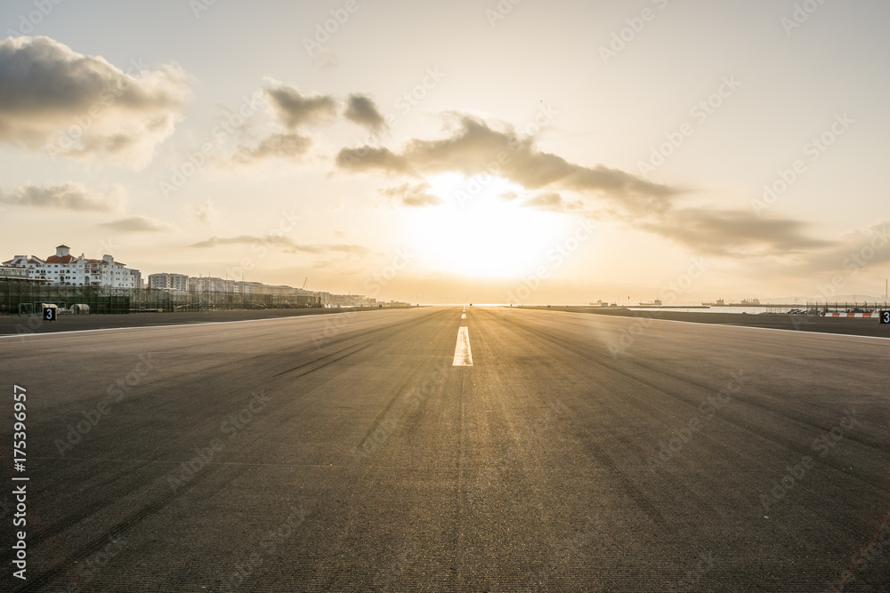 Fototapeta premium Lotnisko Gibraltar o zachodzie słońca