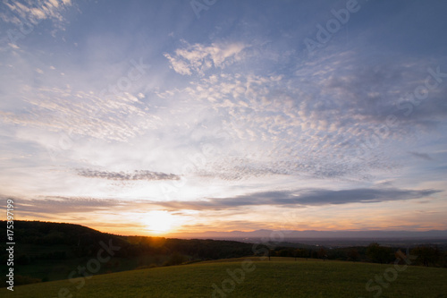 Malerischer Sonnenuntergang am Abend hinter den Bergen im Schwarzwald