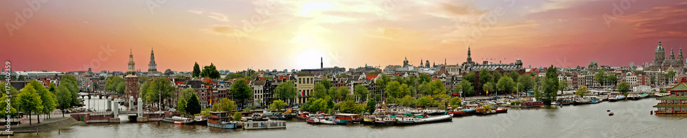 Naklejka premium Panorama z miasta Amsterdam w Holandii o zachodzie słońca