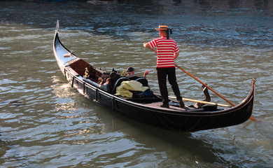 Wandcirkels Gondels Zonnige gondelvaart door Venetië  © edimur