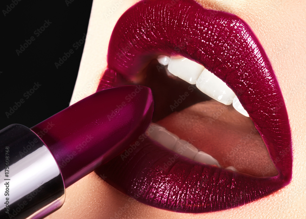 Foto Stock Trend Lips Makeup with bright dark Color Lipstick. Woman  Applying Fashion lip Make-up. Choice lipstick | Adobe Stock
