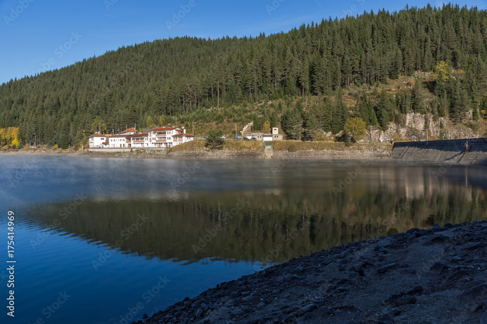 Obraz premium Amazing Autumn Landscape of Golyam Beglik Reservoir, Pazardzhik Region, Bulgaria
