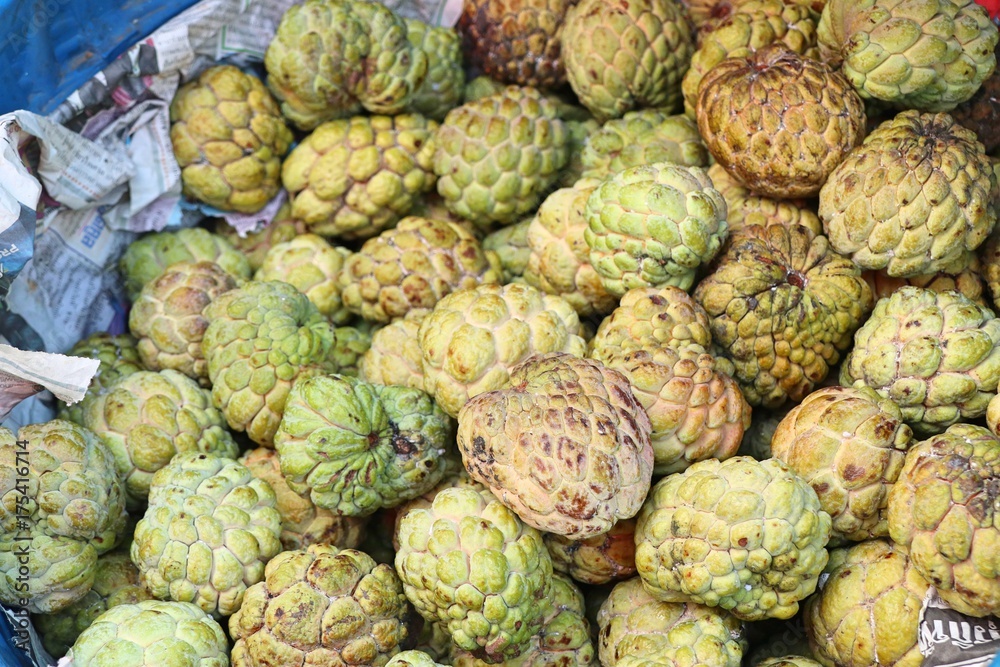 Fototapeta premium sugar apple at street food