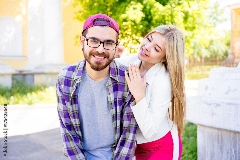 Naklejka premium Couple in a park