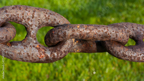 Εκτύπωση καμβά Steel chain linking a ship with the dock on land