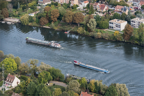 Vue aérienne de péniches sur la Seine à Triel sur Seine à l'ouest de Paris