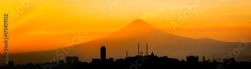 Skyline de Puebla en México. Ciudad y Volcán. photo