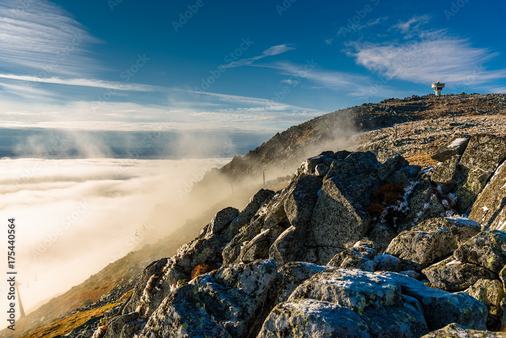Obraz premium Cloud inversion from a mountain top - beautiful autumn landscape with thick blanket of rolling clouds at sunrise