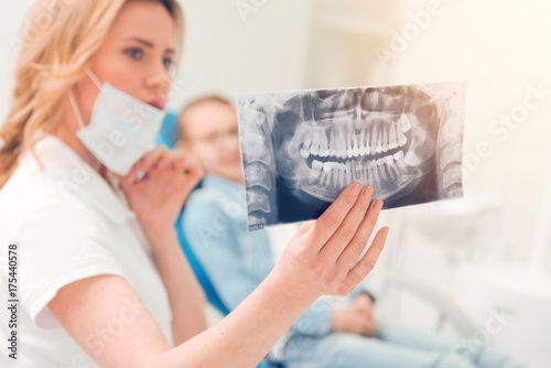 Canvastavla Close up of computed tomography scan held by dental professional