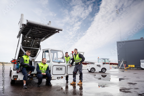 Foto Workers Communicating At Gangway On Wet Runway