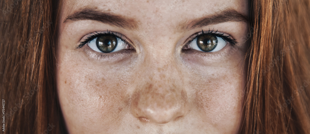 Obraz premium Oczy twarz kosmetyczki piegi portret nastolatka ze zdrową skórą i rudymi włosami, skwaśniałe włosy, imbirowa dziewczyna