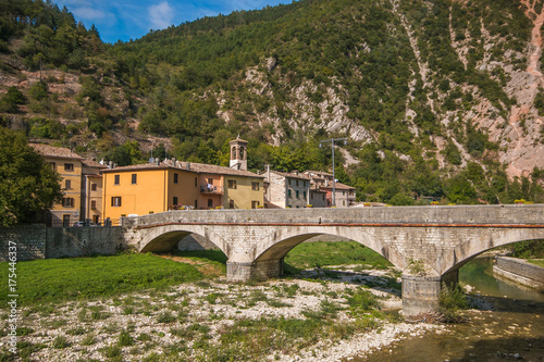 Ponte sul fiume Candigliano a Piobbico, Marche