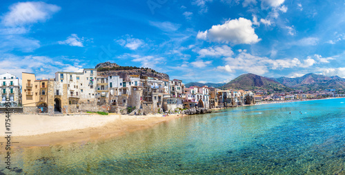 Fototapeta Naklejka Na Ścianę i Meble -  Sandy beach in Cefalu in Sicily