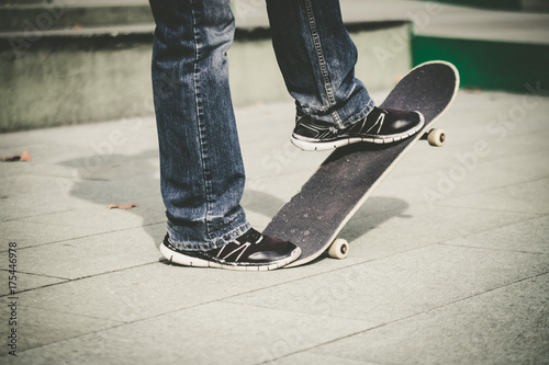 Junger Mann mit Skateboard, Stunt, Innenstadt © Patrick Daxenbichler
