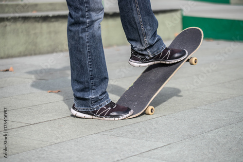 Junger Mann mit Skateboard, Stunt, Innenstadt photo