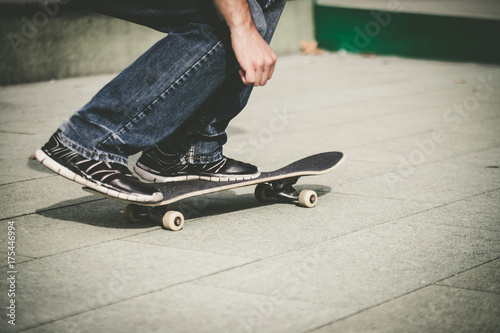 Junger Mann mit Skateboard, Stunt, Innenstadt