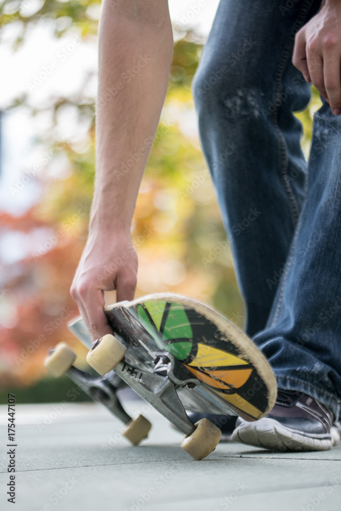 Junger Mann mit Skateboard, Innenstadt, Wheels und Trucks