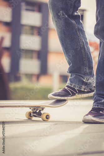 Junger Mann mit Skateboard, Innenstadt photo