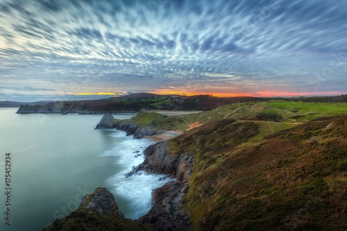 Photo Quilted clouds and a blue hour sunset at Three Cliffs Bay on the Gower peninsula