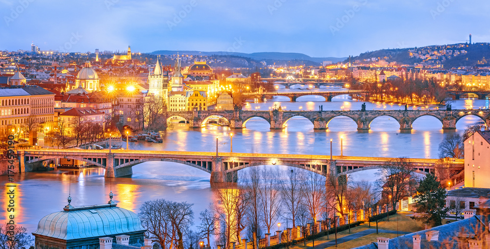 Naklejka premium Klasyczny widok na Pragę o zmierzchu, panorama mostów na Wełtawie, widok z góry, piękny widok na mosty. Zimowa sceneria. Praga jest znanym i niezwykle popularnym celem podróży. Republika Czeska.