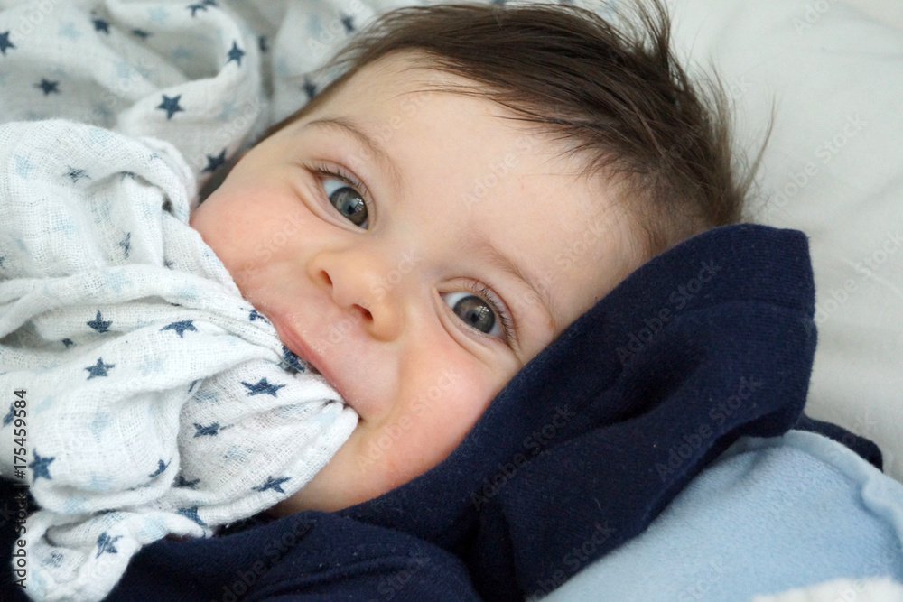 Neonato che gioca nella culla Neonato che gioca nella culla
