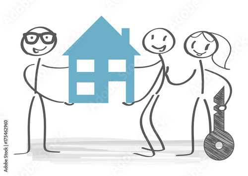 Immobilienmakler übergibt Haus