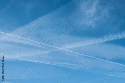 trainées d'avion dans le ciel bleu © pixarno