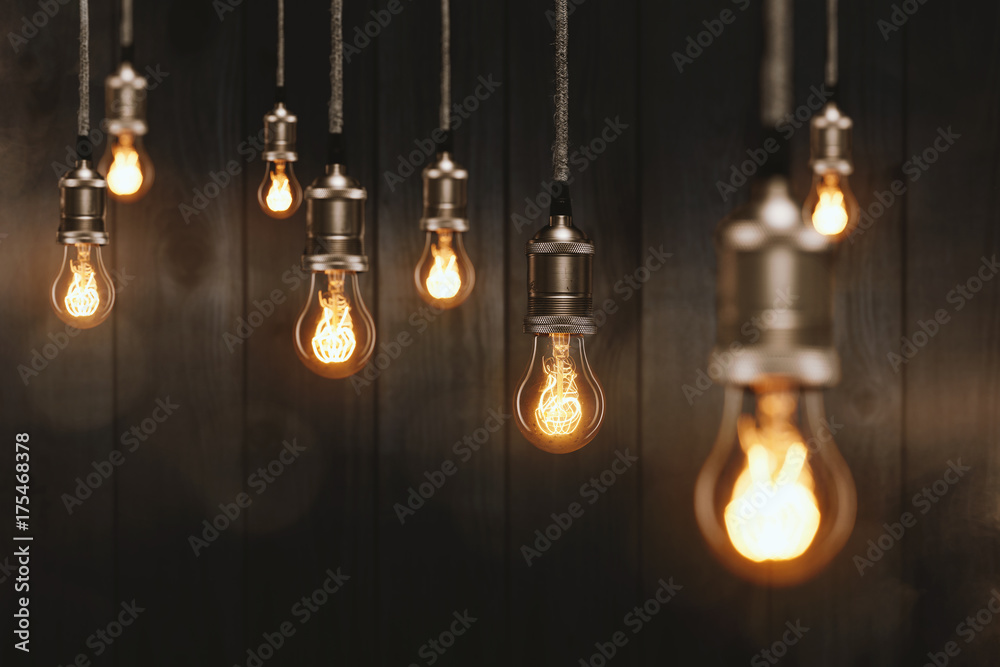 Edison Glühbirnen vor einer Holzwand - obrazy, fototapety, plakaty 