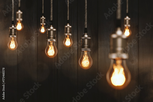 Tableau sur toile Edison Glühbirnen vor einer Holzwand