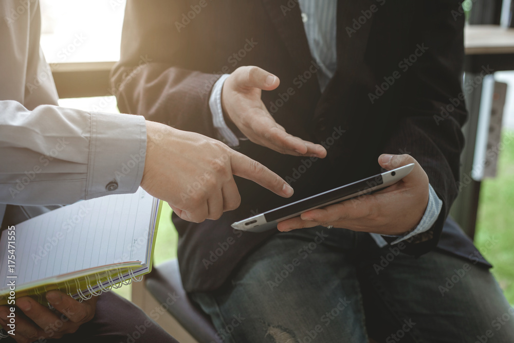 Obraz premium Business people meeting at working with financial and a tablet