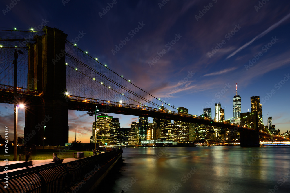 Obraz premium Brooklyn Bridge at night