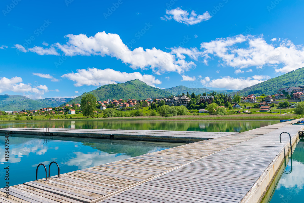 Obraz premium A picturesque mountain lake is located in a valley among the mountains.