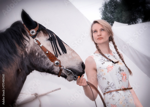 junge Squaw vor einem Tipi photo
