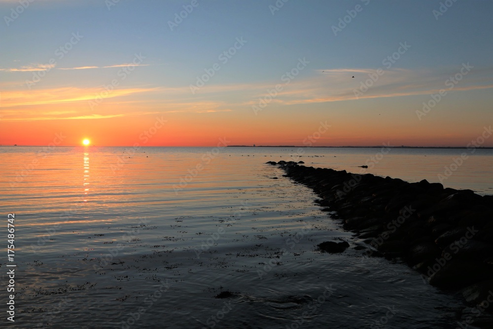 Fototapeta premium Buhne an der Ostsee im malerischen Morgenlicht, Seebestattung, Trauerkarte
